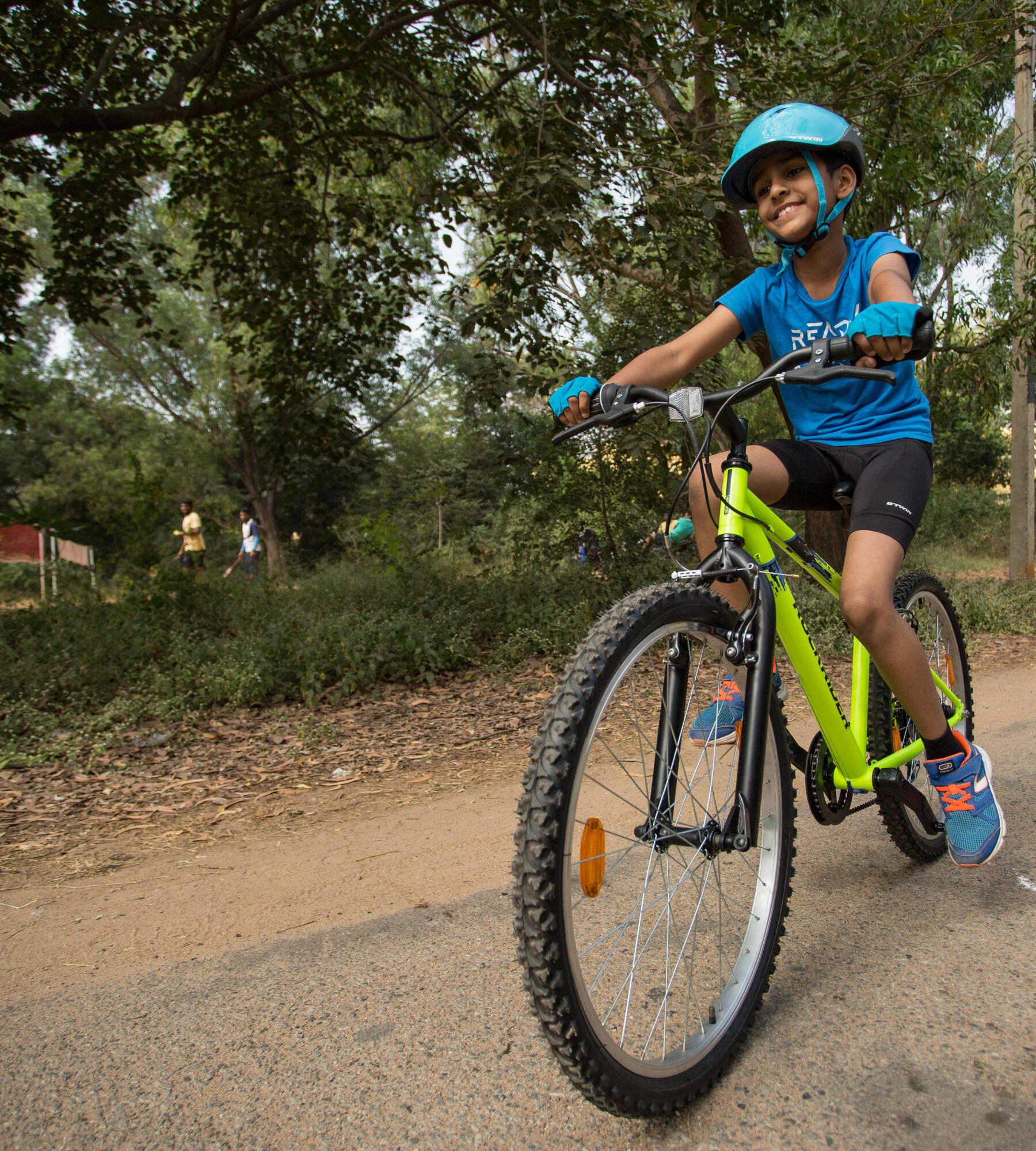 garçon qui fait du vélo en souriant