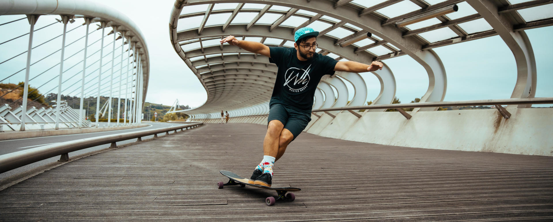 Homem a andar de skate na cidade Homem a andar de skate na cidade