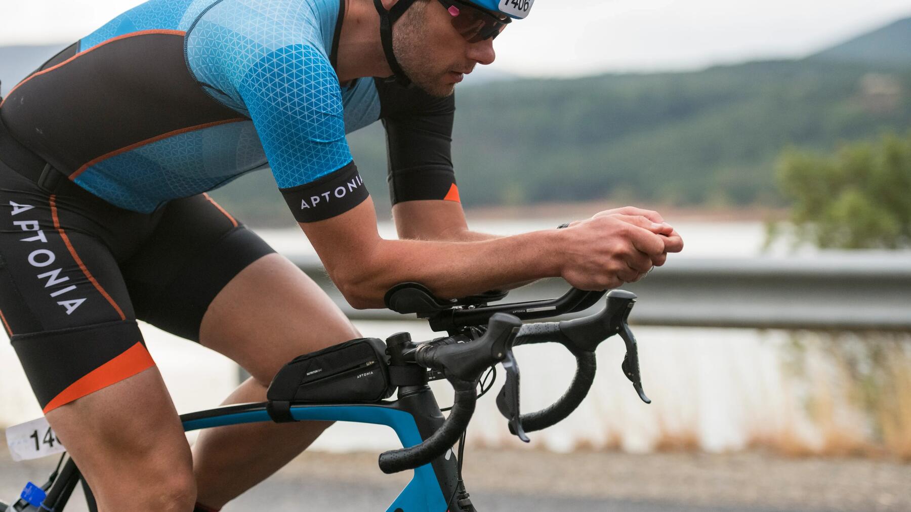 hombre en bicicleta de carretera