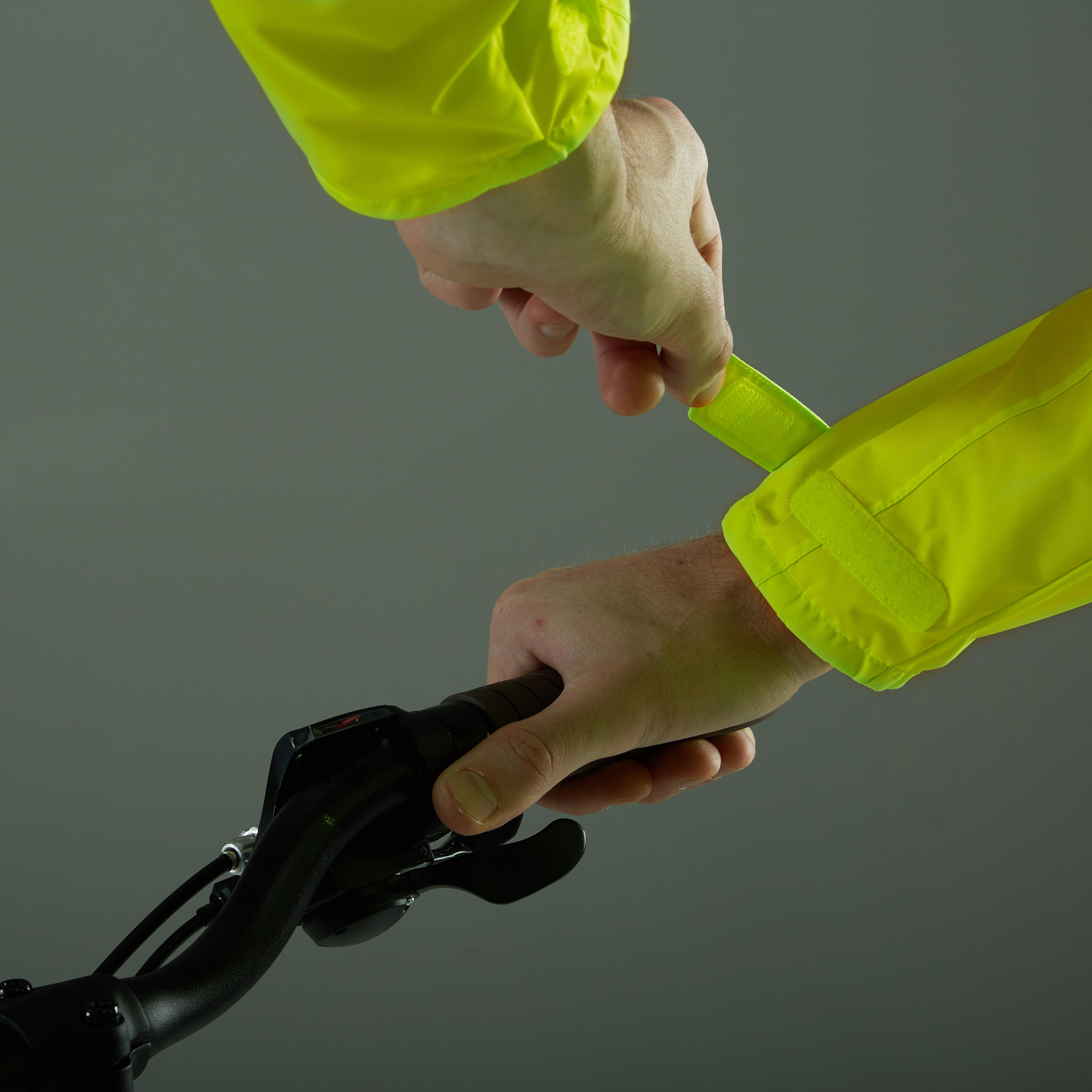 100 Cycling Rain Jacket - Neon Yellow 7/11