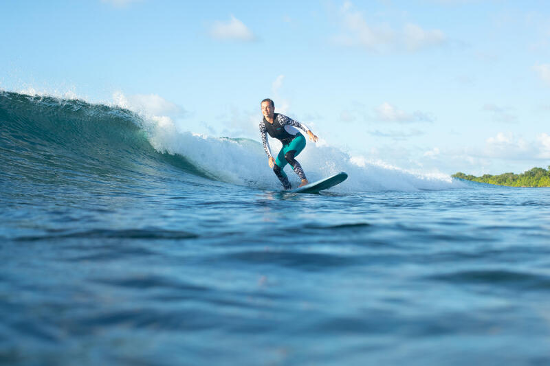 Wie finde ich das richtige Oberteil zum Surfen?