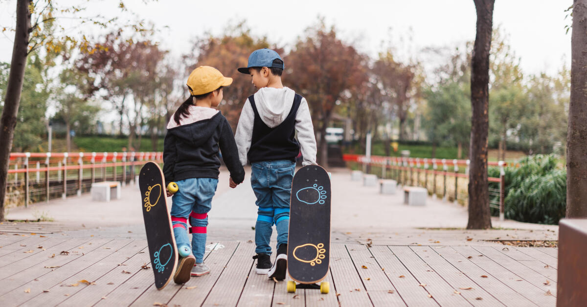 Niño De 35 Años De Edad Patín Para Niños Skateboard Descansos De Fin De  Semana Entrenamiento Educativo Primeros Pasos En El Tablero En Verano En La  Ciudad Ropa Casual Jeans La Sonrisa