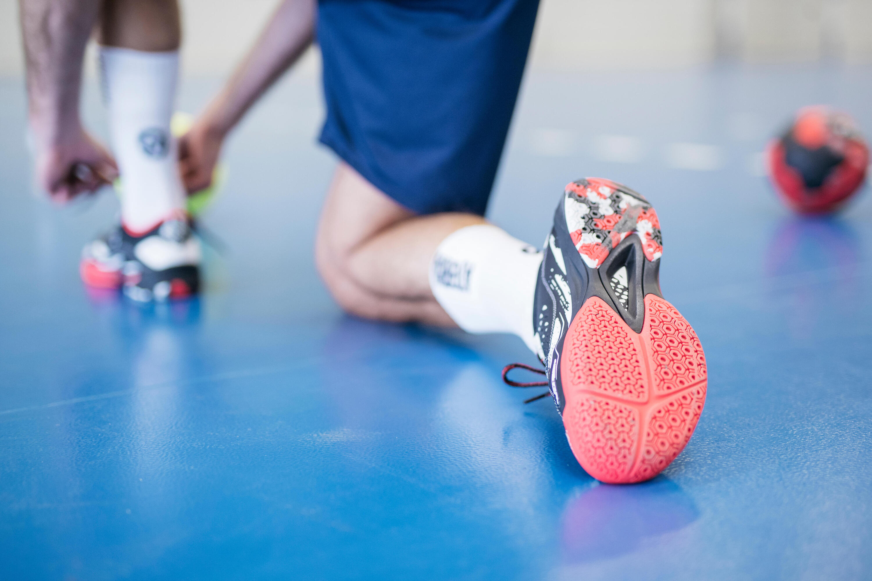 H500 Handball Shoes - Black/Red/White 9/9