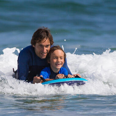 Olaian surfen bodyboarden met kinderen