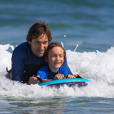 Olaian surfer bodyboard avec enfant