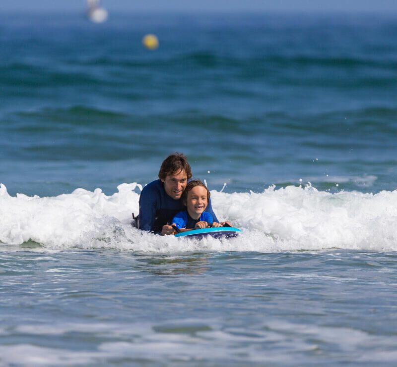 Olaian surfen bodyboarden met kinderen