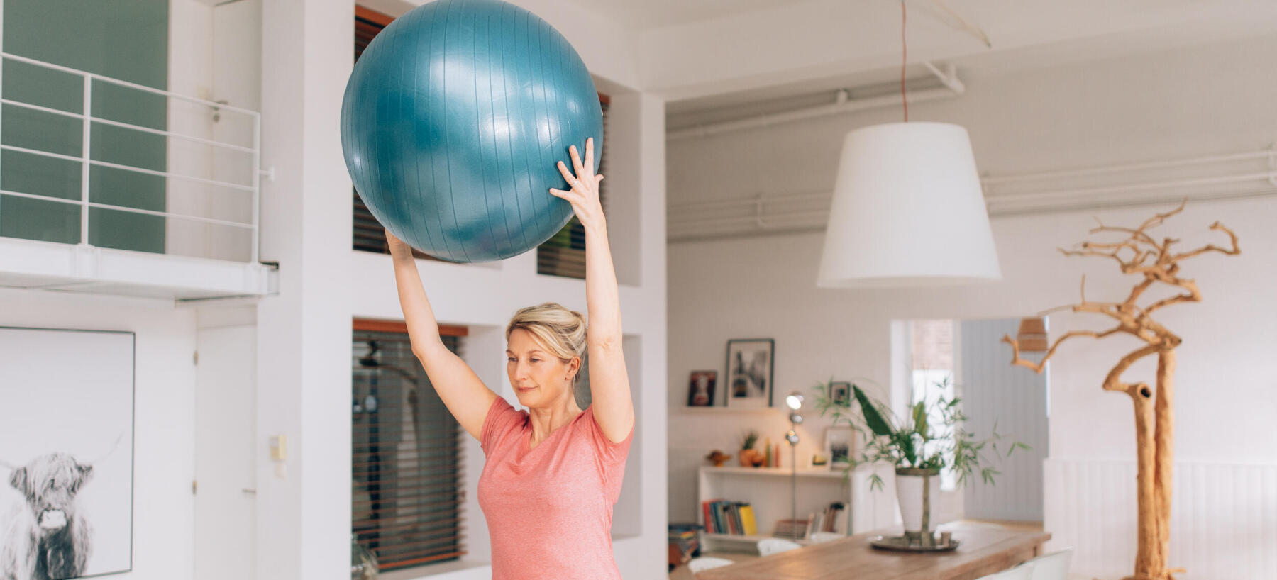 5 BOAS RAZÕES PARA SE SENTAR NUMA BOLA DE GINÁSTICA