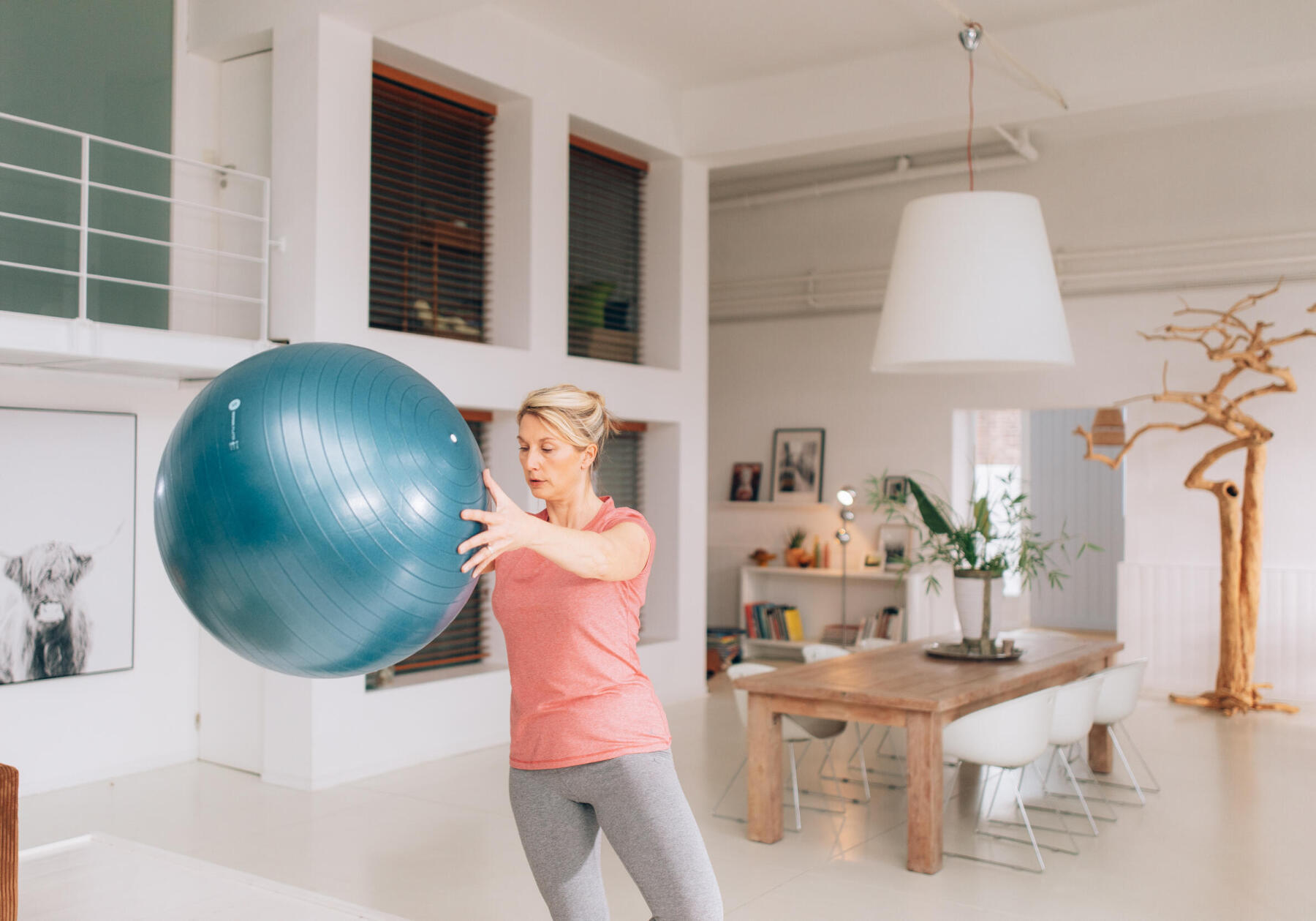 5 BOAS RAZÕES PARA SE SENTAR NUMA BOLA DE GINÁSTICA