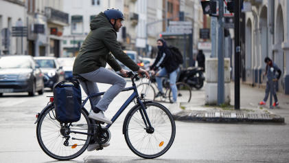 homme va travailler en vélo homme va travailler en vélo