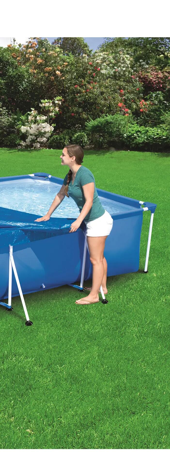 homem e mulher a colocar uma cobertura numa piscina