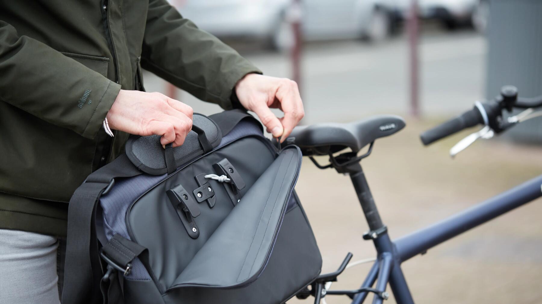 como transportar la bolsa del trabajo en bici