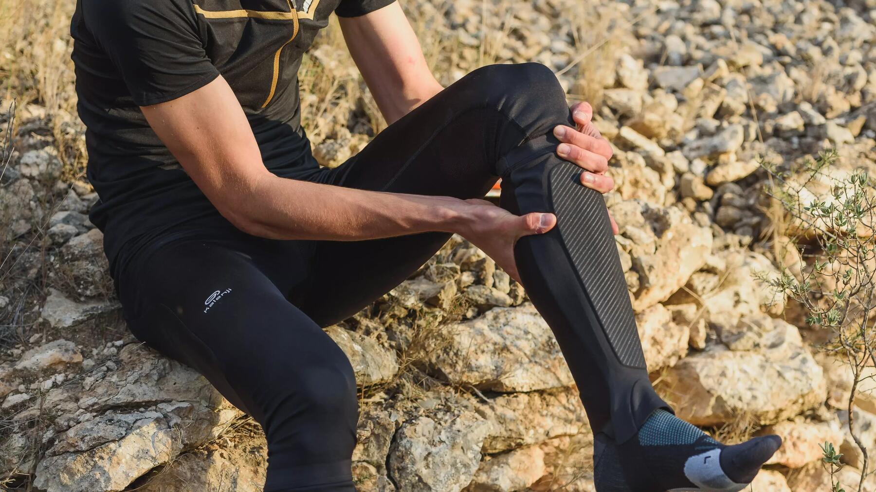 Uomo che indossa delle ghette da orienteering