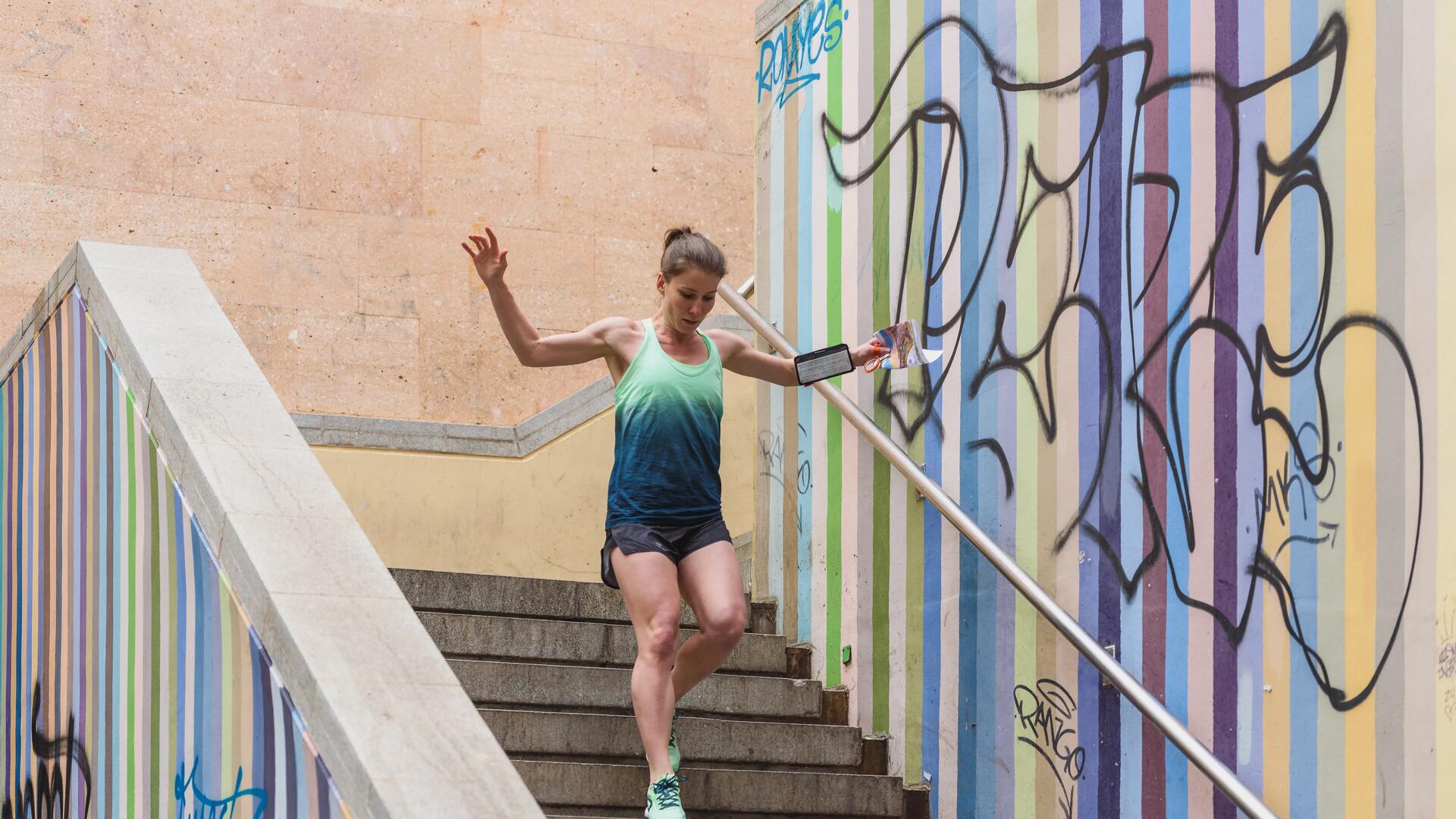 homme concentré dans sa pratique de course à pied