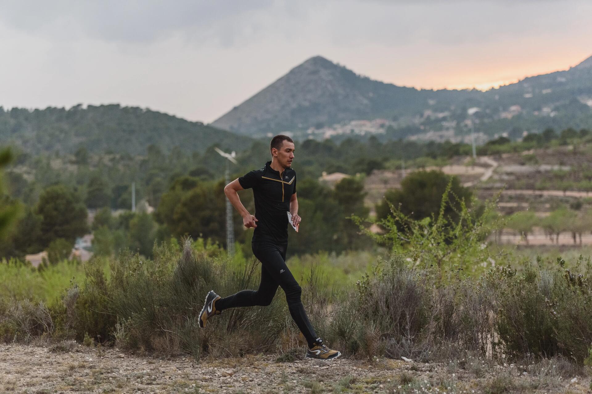 Uomo che corre in un bosco