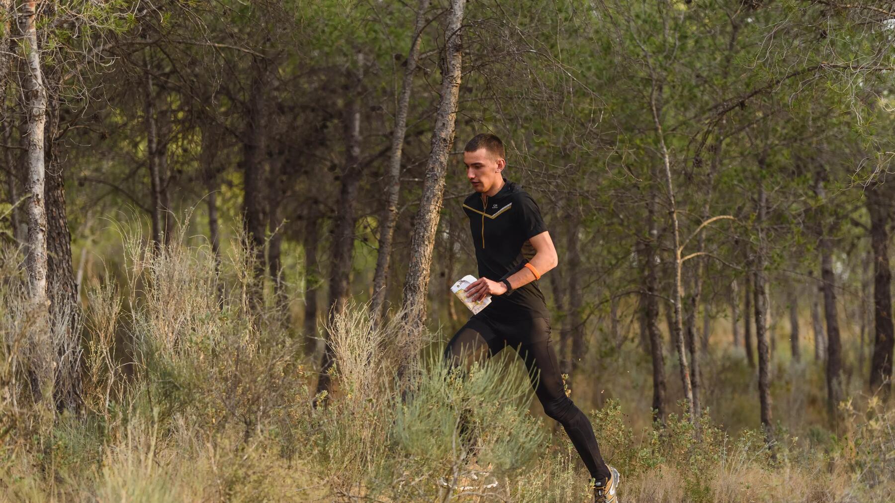 Uomo che corre nel bosco 