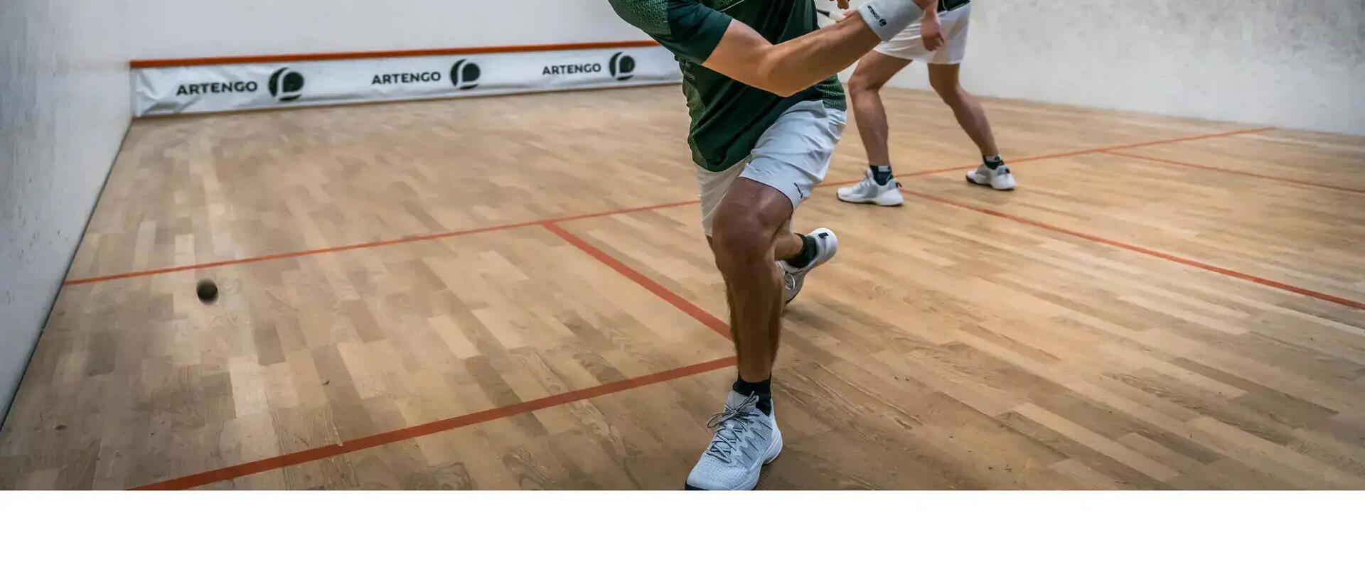 mężczyżni w strojach sportowych grają w squasha