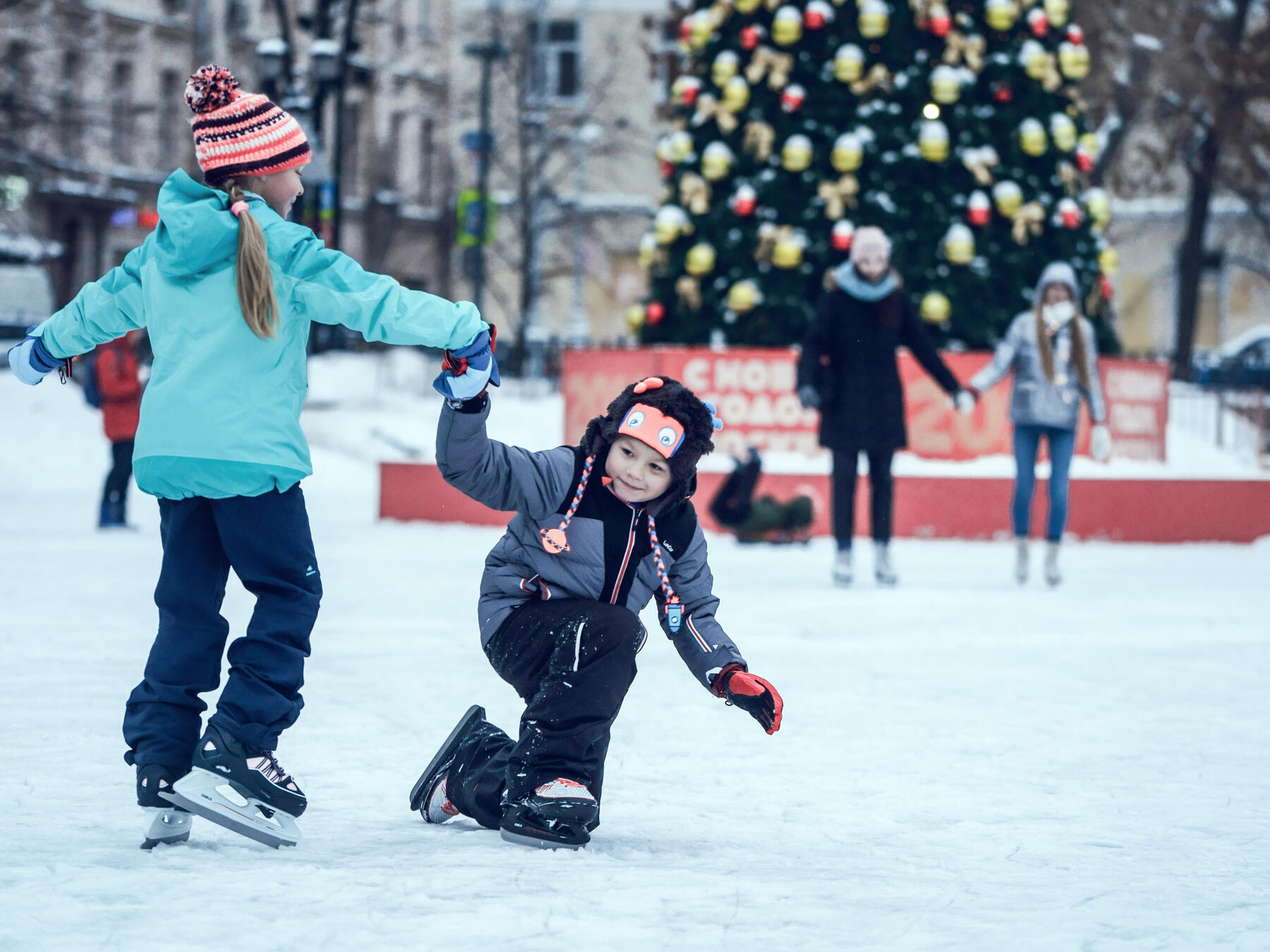 Des enfants qui patinent tout en s'amusant