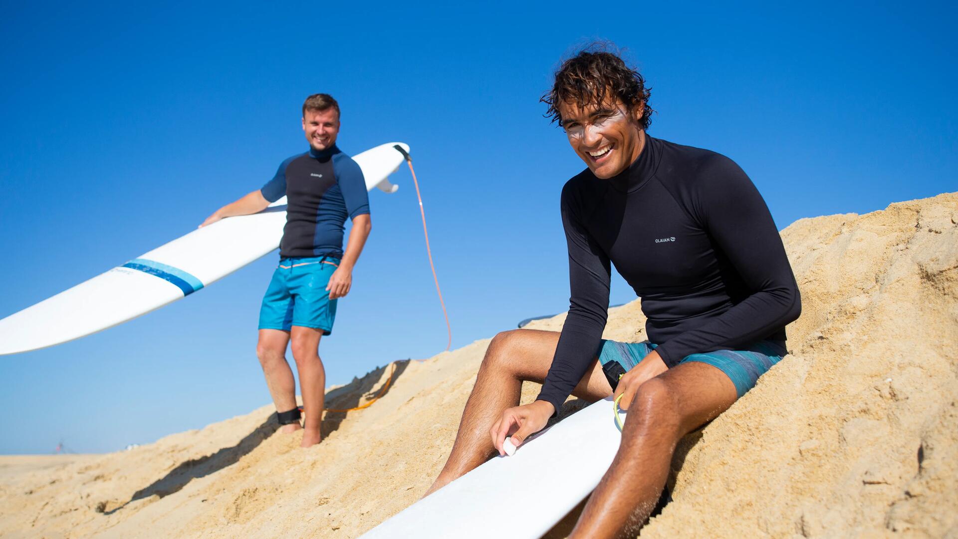 Bild von einer Surferin, die relaxed im Meer paddelt.