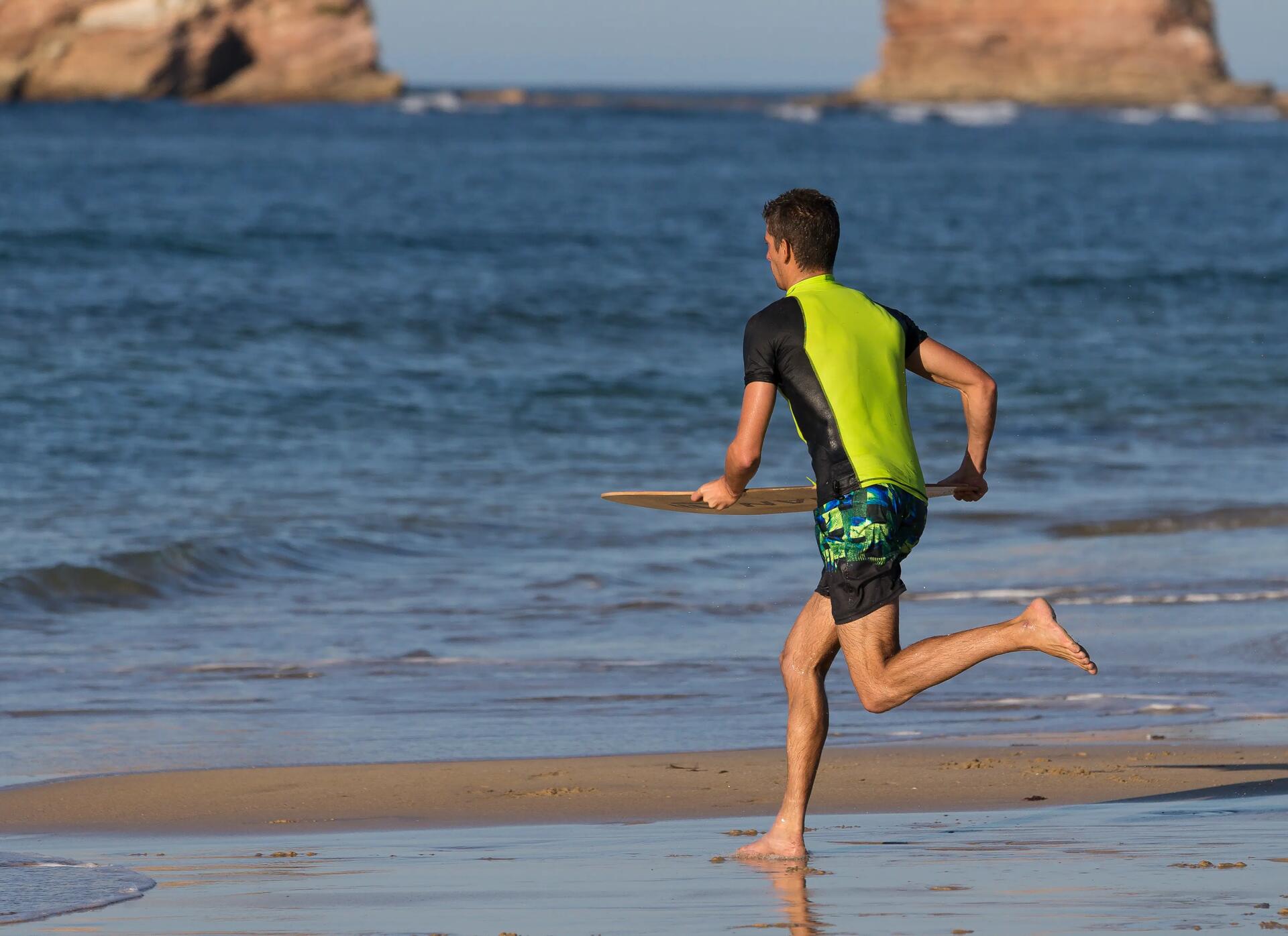 Le skimboard nos conseils pour découvrir ce sport d'eau unique
