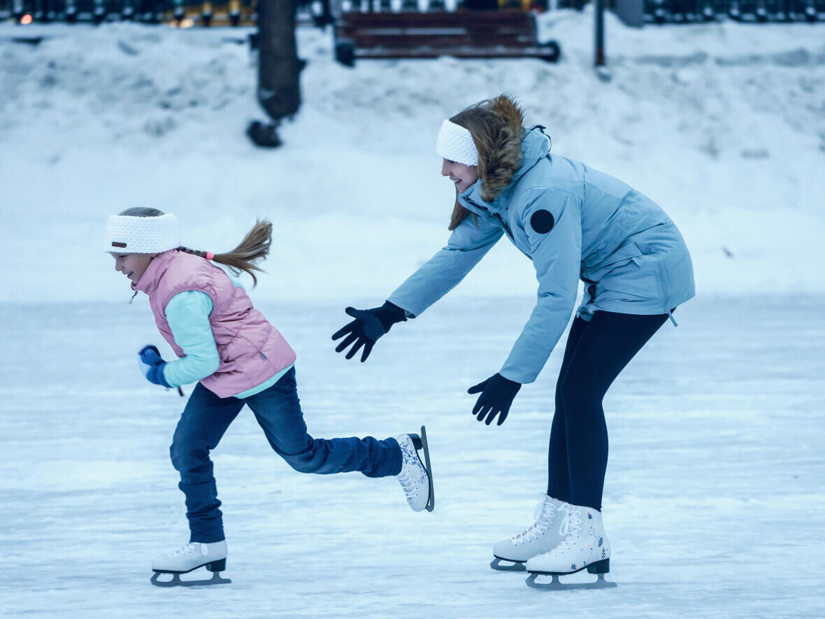 jeune fille et femme en train de patiner