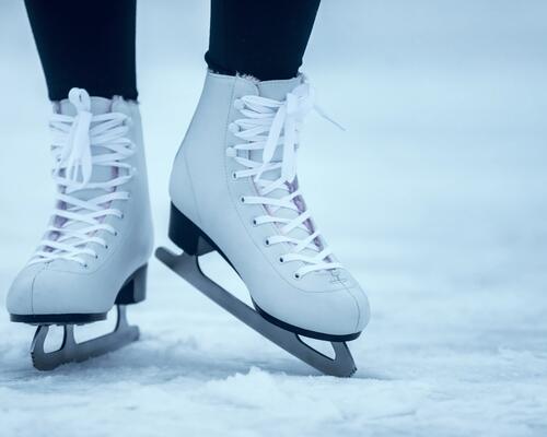 gros plan sur des patins à glace