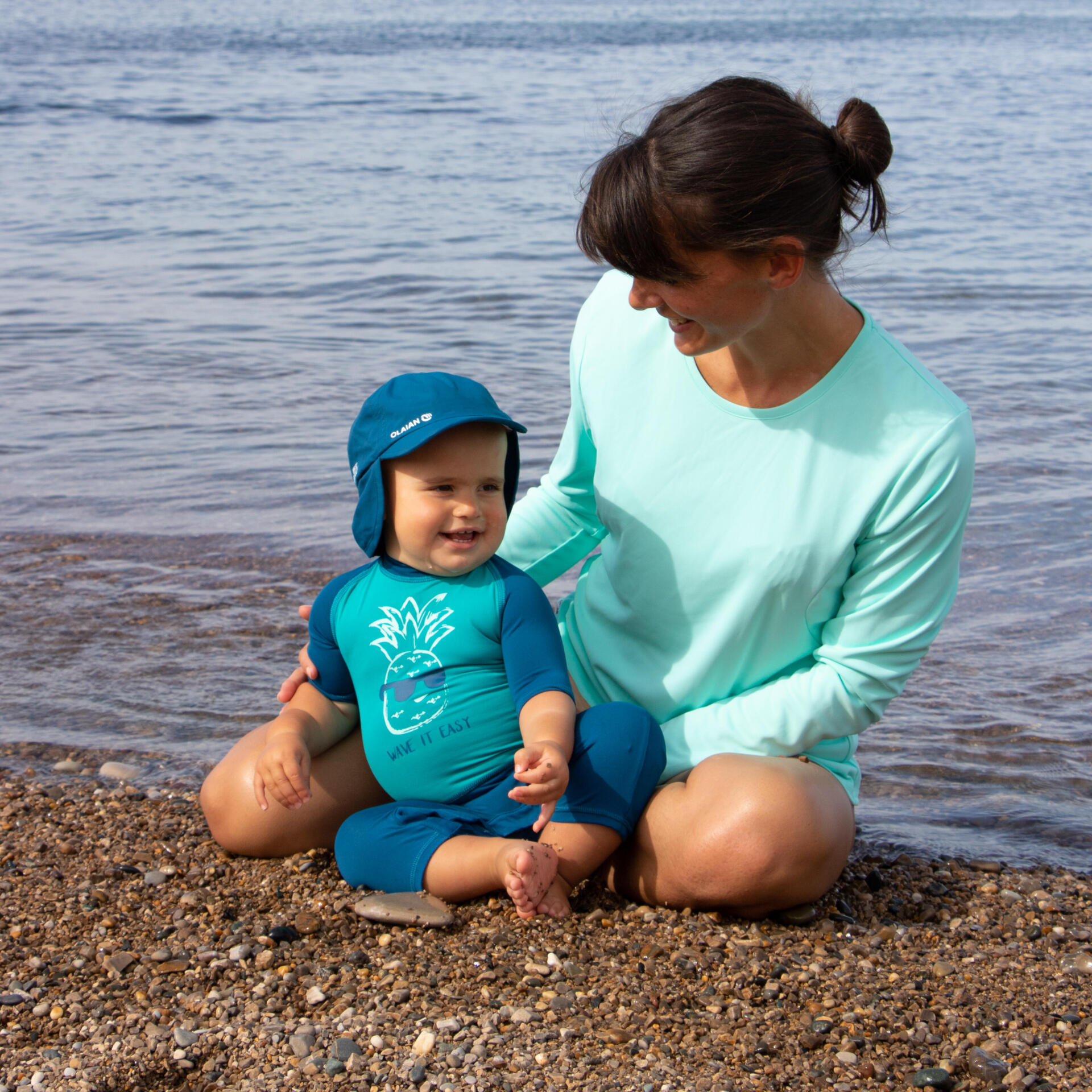 vêtements de protection solaire pour les bébés à la plage