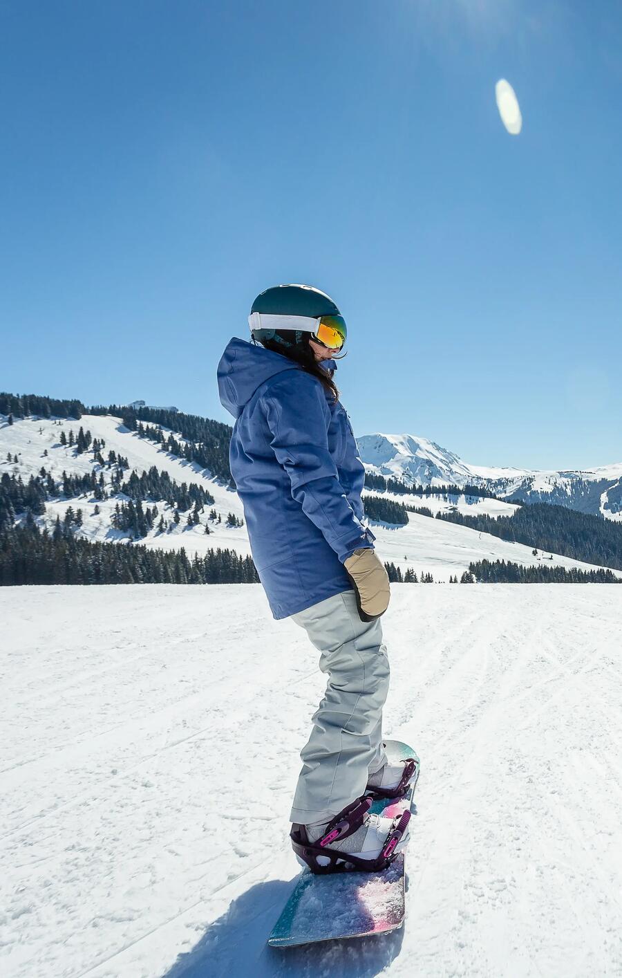 Snowboarder mit Fäustlingen