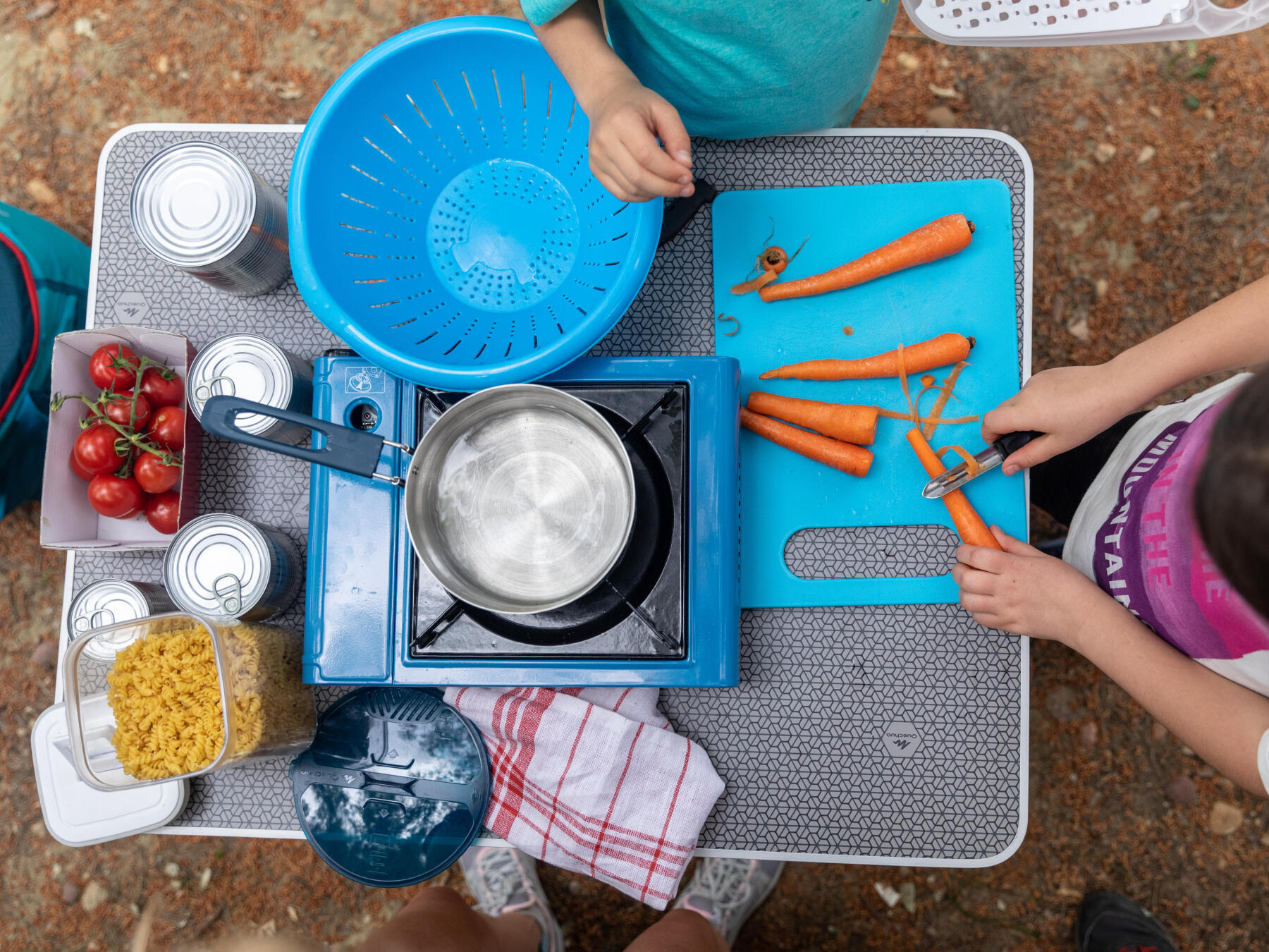 criança a cozinhar no campismo