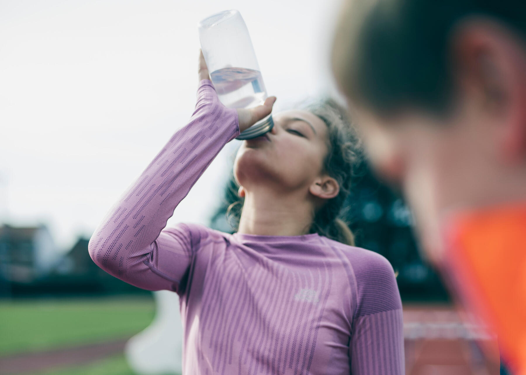 criança a beber água durante a corrida