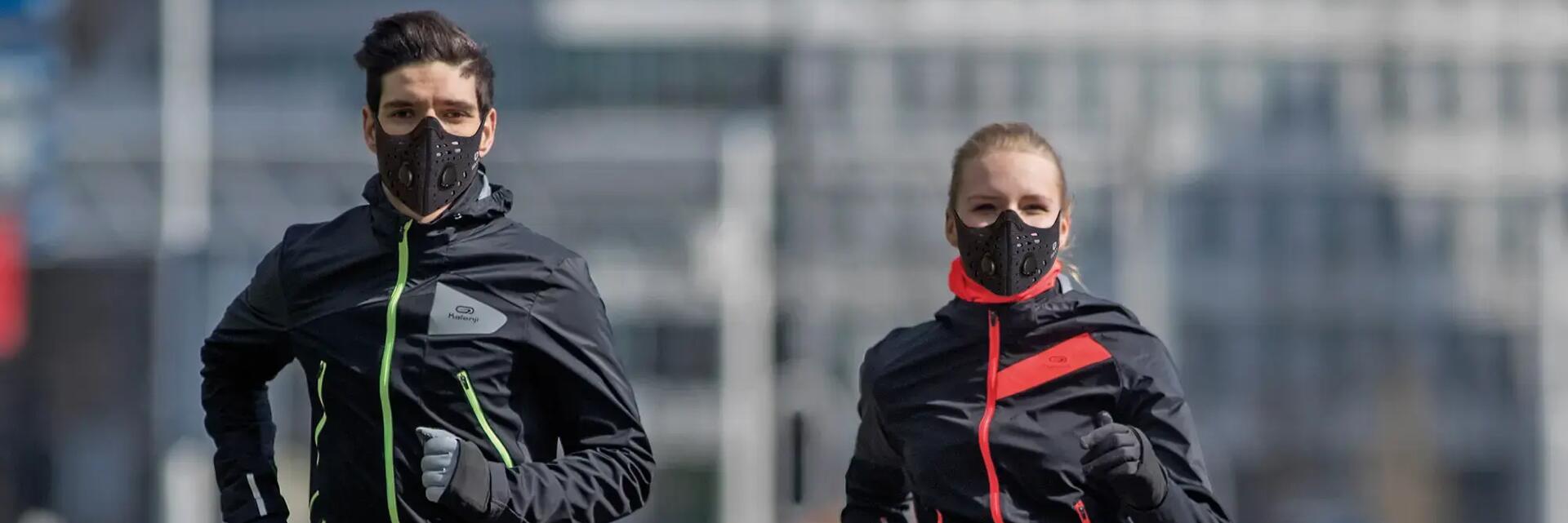 Kobieta i mężczyzna biegający w maskach antysmogowych