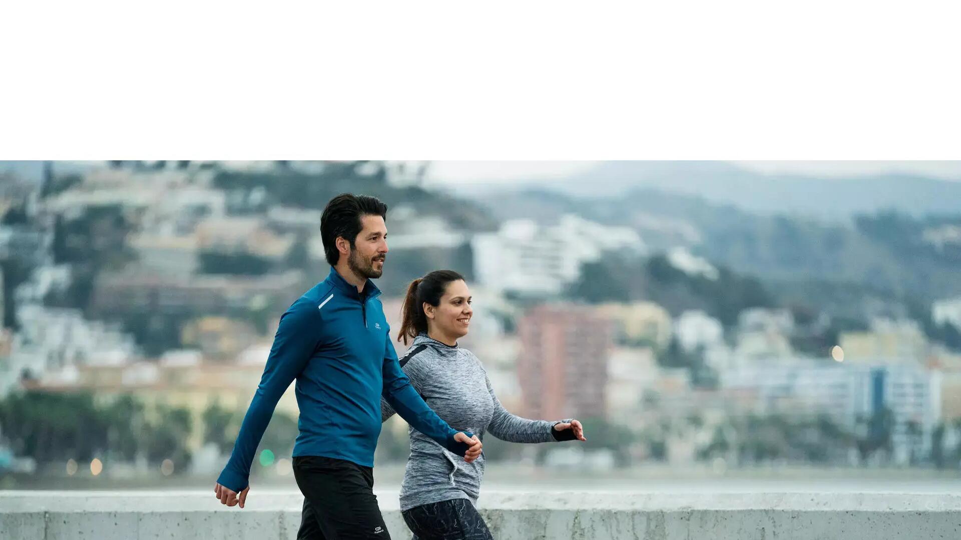 casal a caminhar na cidade