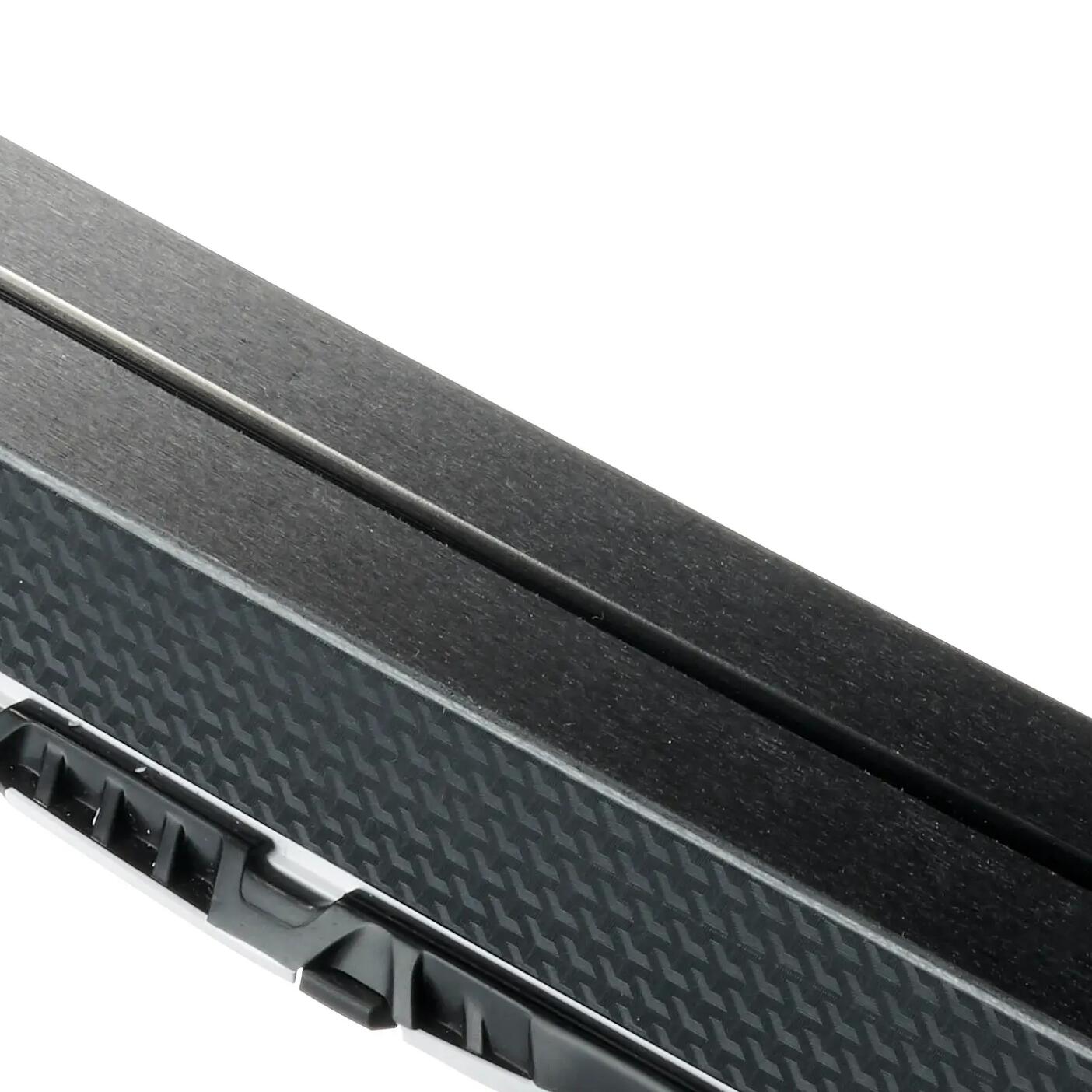 Skis de fond avec système de retenue à farter