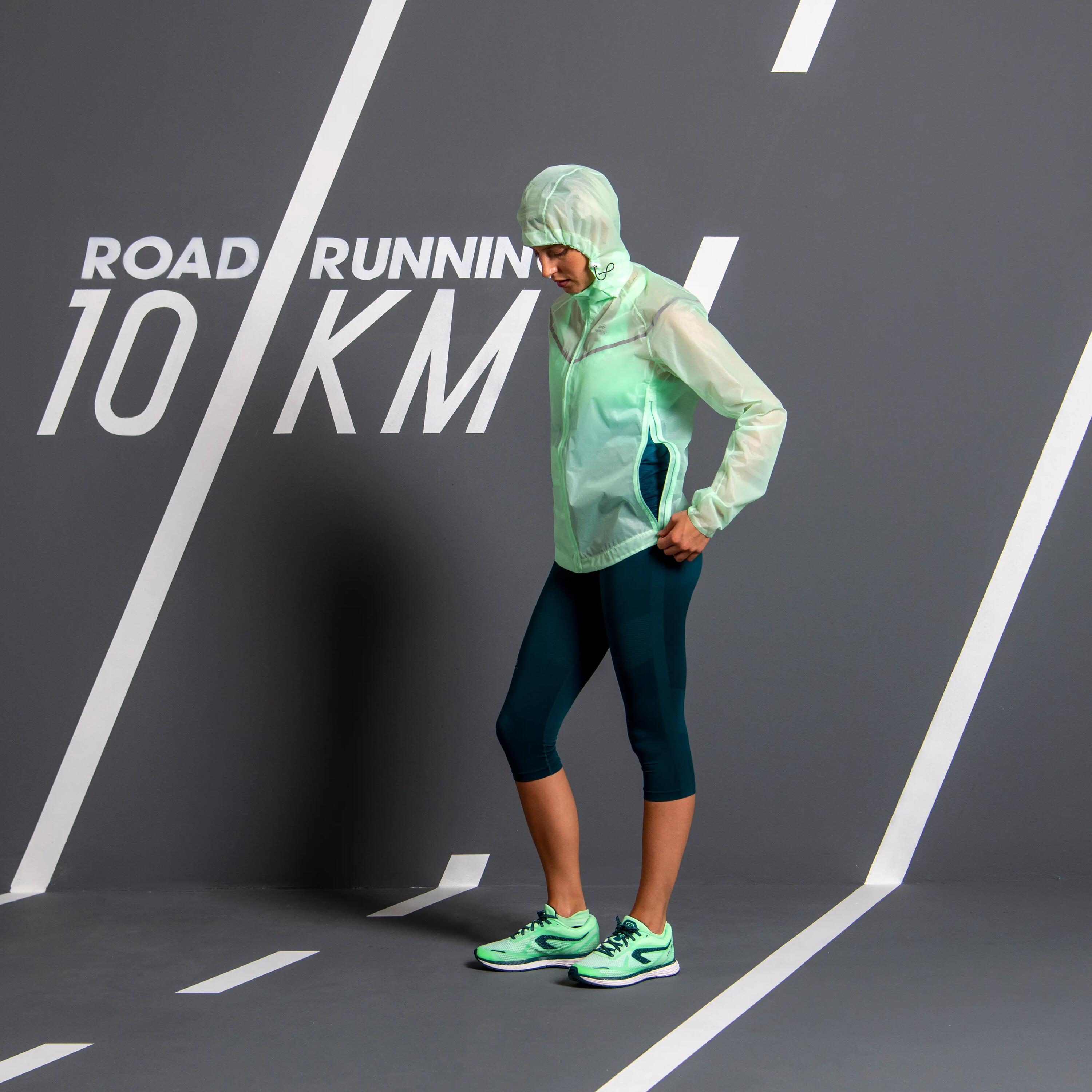 KIPRUN LIGHT WOMEN'S SHOWERPROOF JACKET - PALE GREEN 9/17