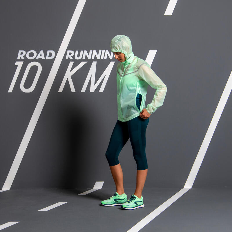 CHAQUETA RUNNING MUJER IMPERMEABLE KIPRUN LIGHT VERDE PÁLIDO 