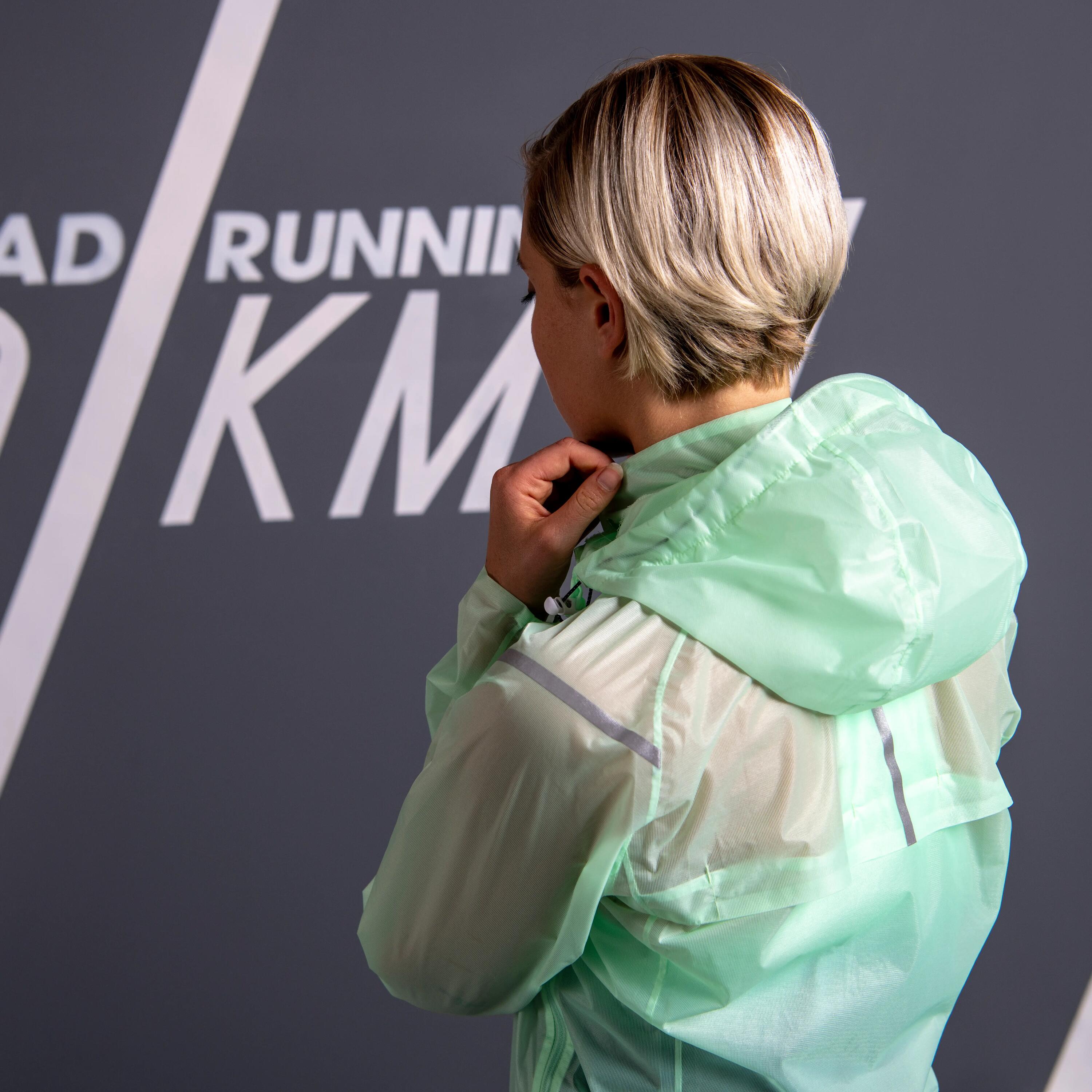 KIPRUN LIGHT WOMEN'S SHOWERPROOF JACKET - PALE GREEN 13/17