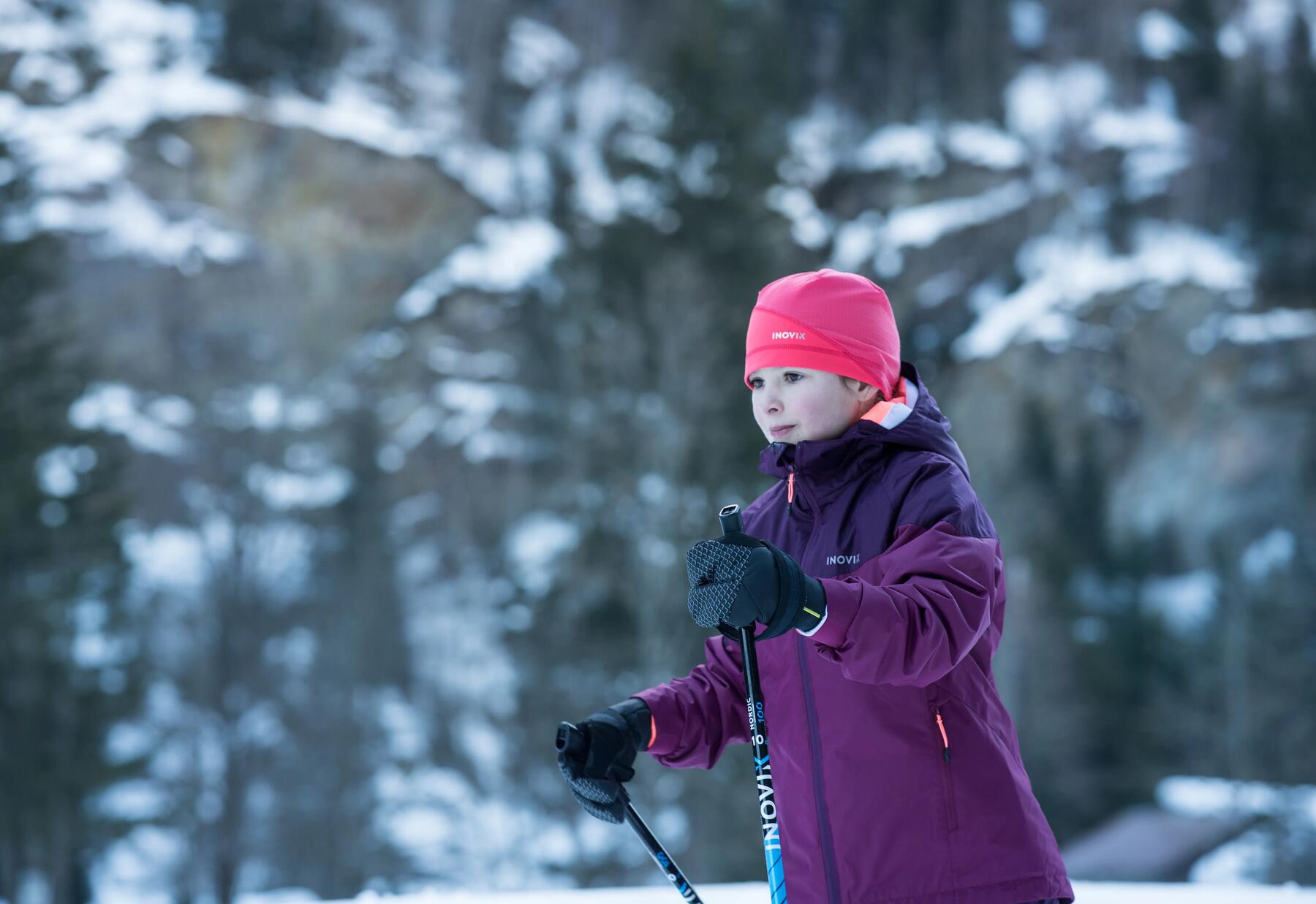 Kind mit Skilanglauf-Stöcken