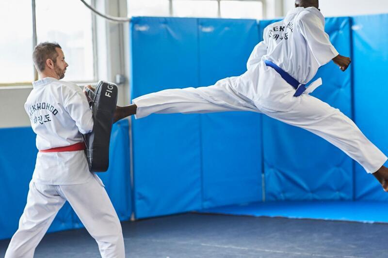 Dobok do taekwondo Outshock 500