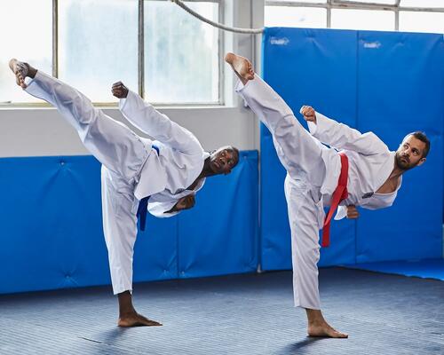 mężczyźni trenujący w strojach do taekwondo
