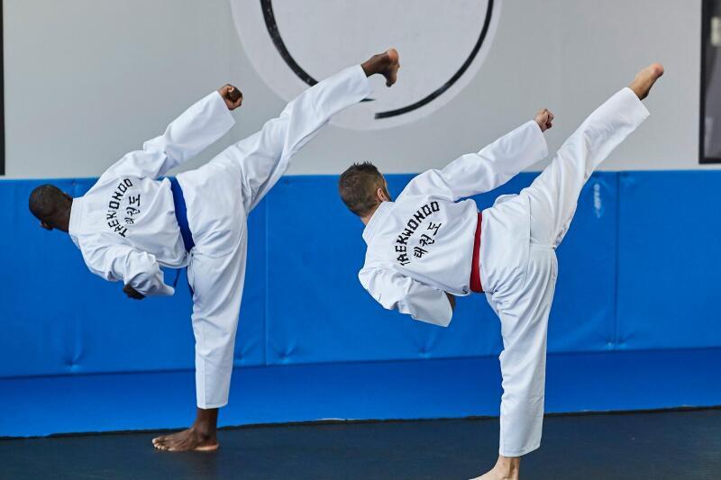 Dobok do taekwondo Outshock 500