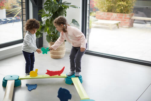 Exercices D'équilibre Pour L'enfant D'enfants Faisant Un Support De Main  Avec L'entraîneur Photo stock - Image du enfant, aptitude: 207092308