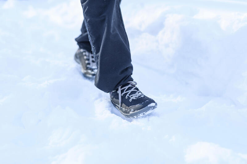 รองเท้าหุ้มข้อผู้หญิงสำหรับเดินป่าท่ามกลางหิมะที่มีคุณสมบัติกันหนาวและกันน้ำรุ่น SH100 WARM (สีดำ)