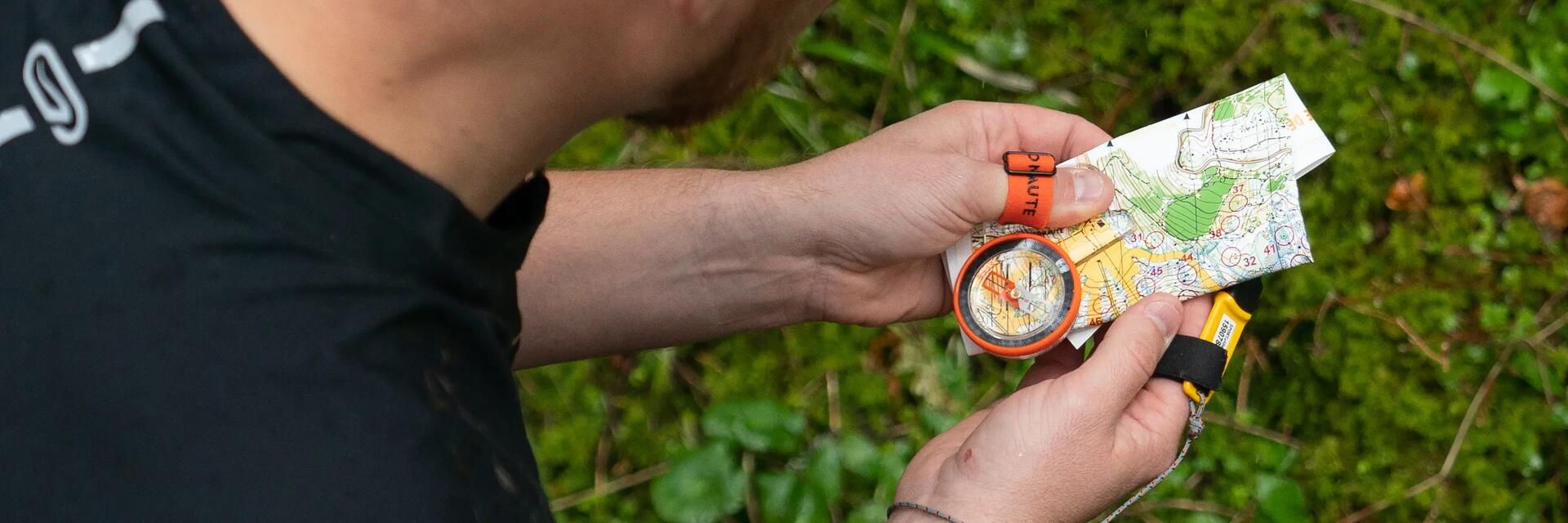 Mystery Cache im Wald, Geocacher mit Karte und Kompass