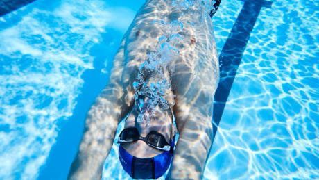 homme nage lunette de piscine maillot homme nage lunette de piscine maillot