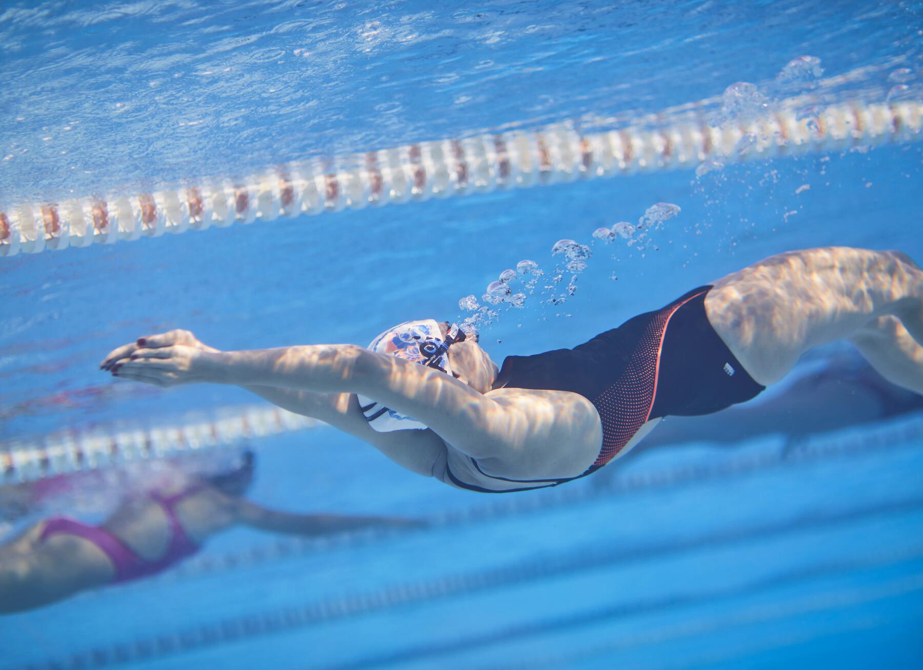 mujer nadando de espalda