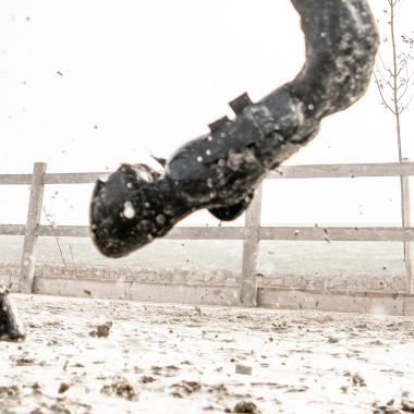 monter_a_cheval_sous_la_pluie