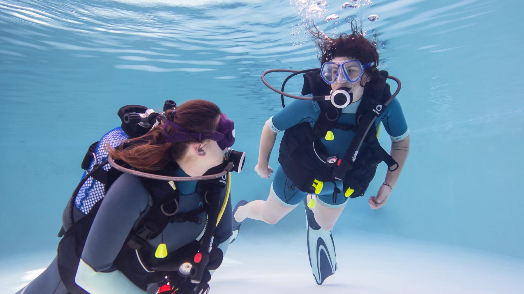 Tauchanfänger lernen unter Wasser die richtige Atemtechnik