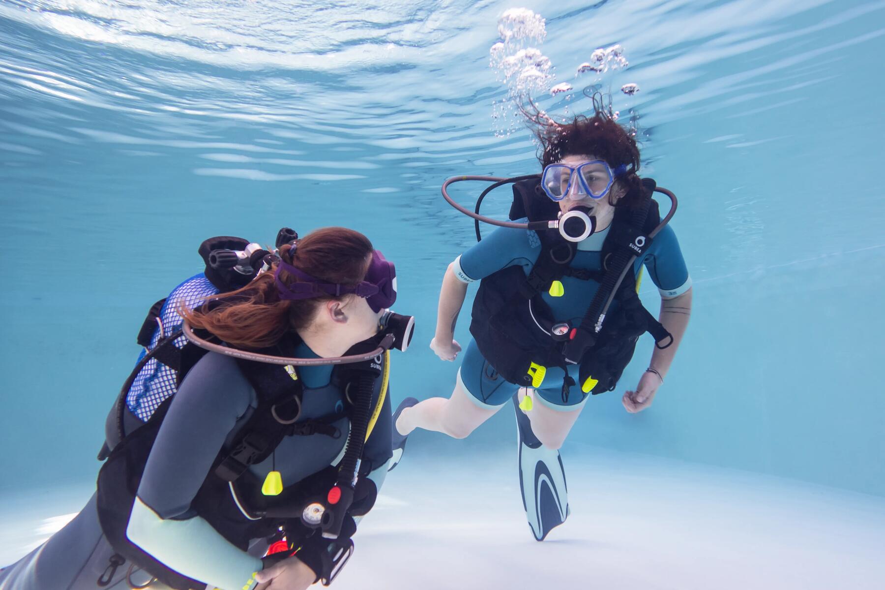 chicas aprendiendo a bucear