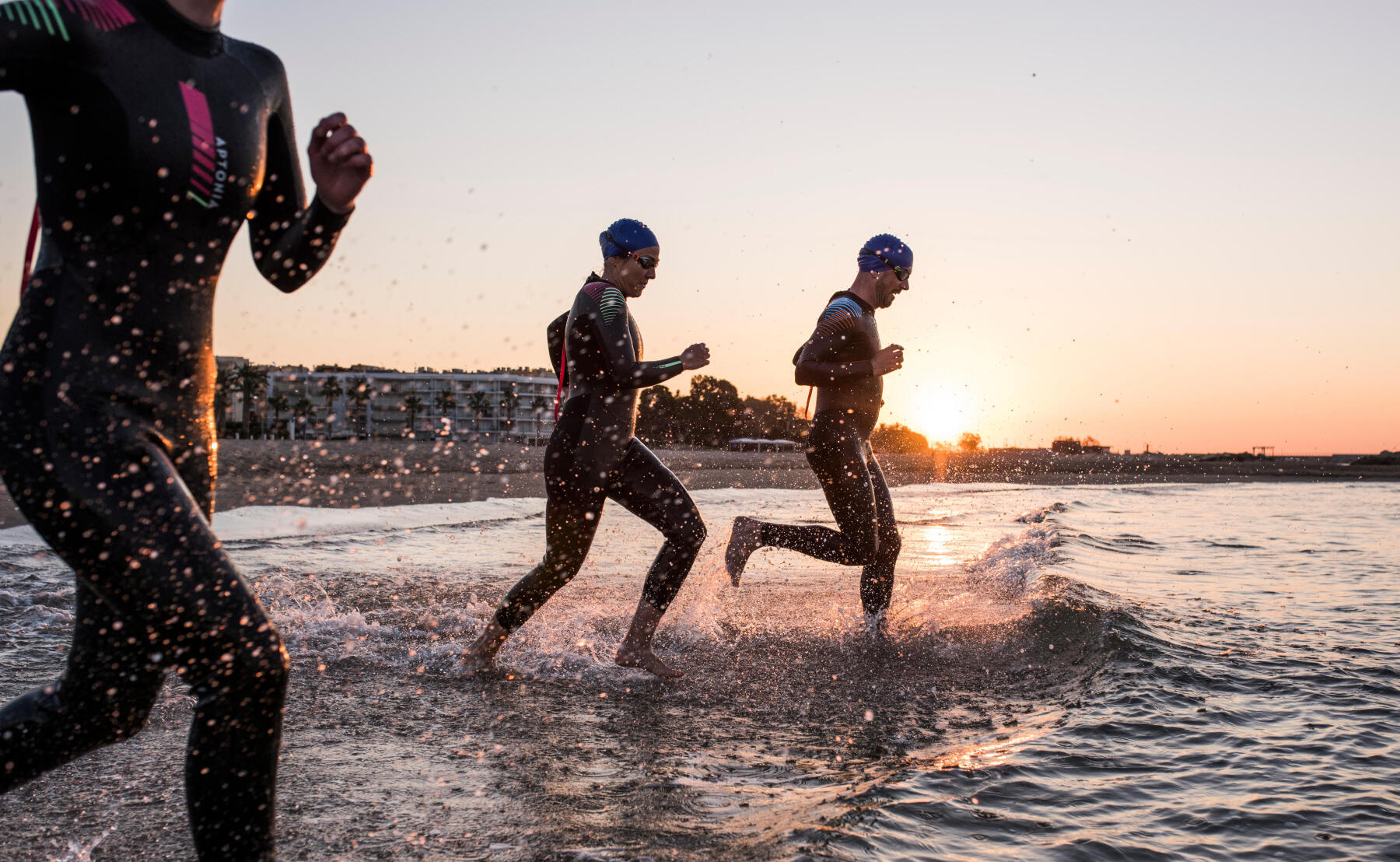 Triathlètes en train de courir vers l'eau pendant un triathlon