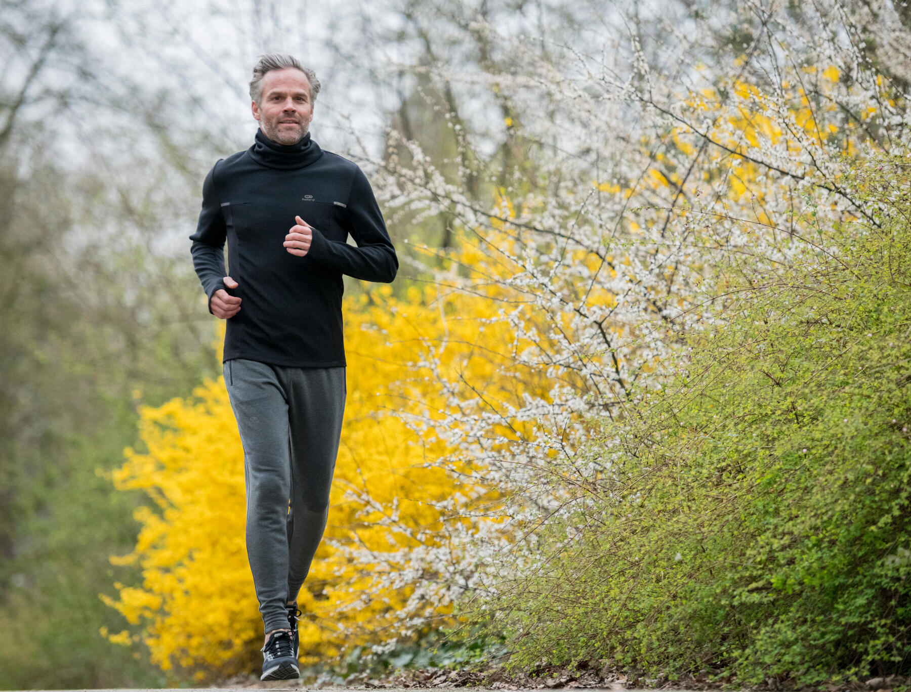 Homme course forêt