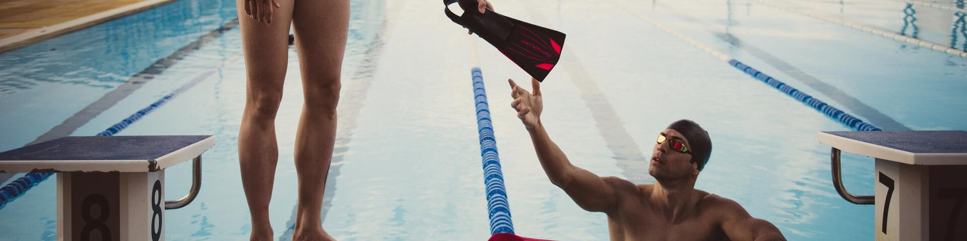 Le matériel de natation pour les jambes